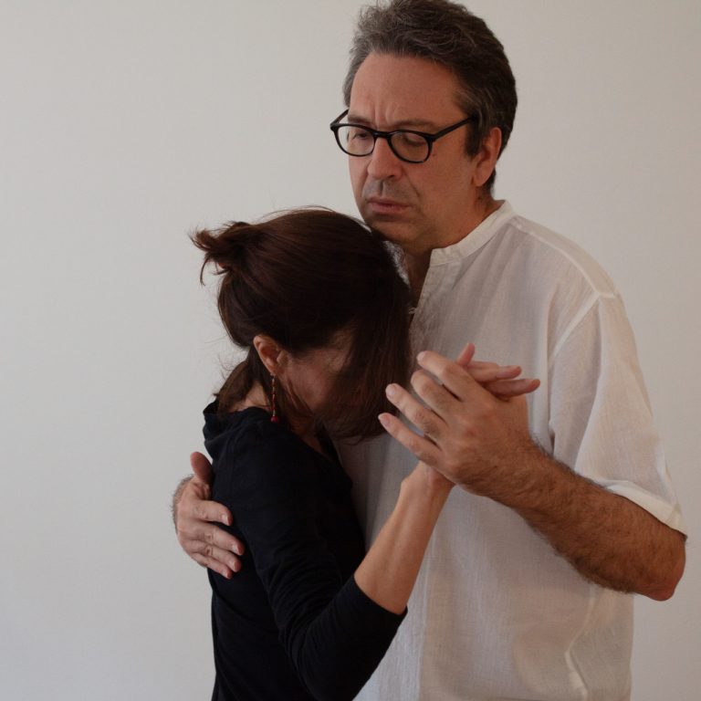 Massimo Habib durante un’esperienza di danza e ascolto