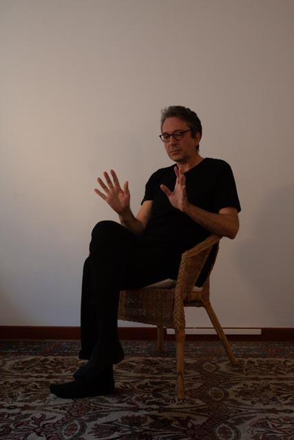 Massimo Habib seduto durante un incontro